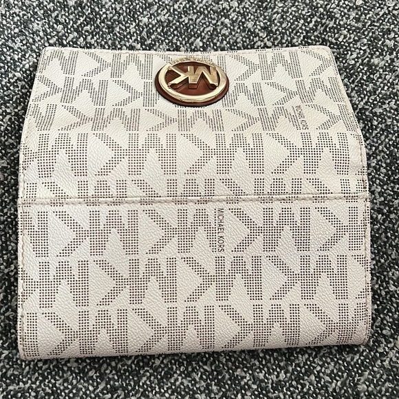 Michael Kors wallet - Picture 8 of 12